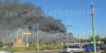 В Кривом Роге продолжается пожар после прилета по ТЦ