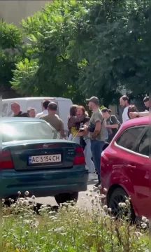 Мёртвого мужчину выбросили из автобуса ТЦК у военкомата во Львове