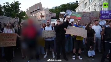 Участники нового коррупционного скандала на Украине подкупали суд в Киеве за $10 тыс., а также обсуждали, как поставить «своих людей» в антикоррупционные ведомства
