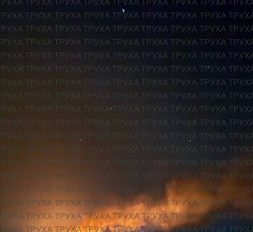 Пожар на месте ракетного удара в Дарницком районе Киева