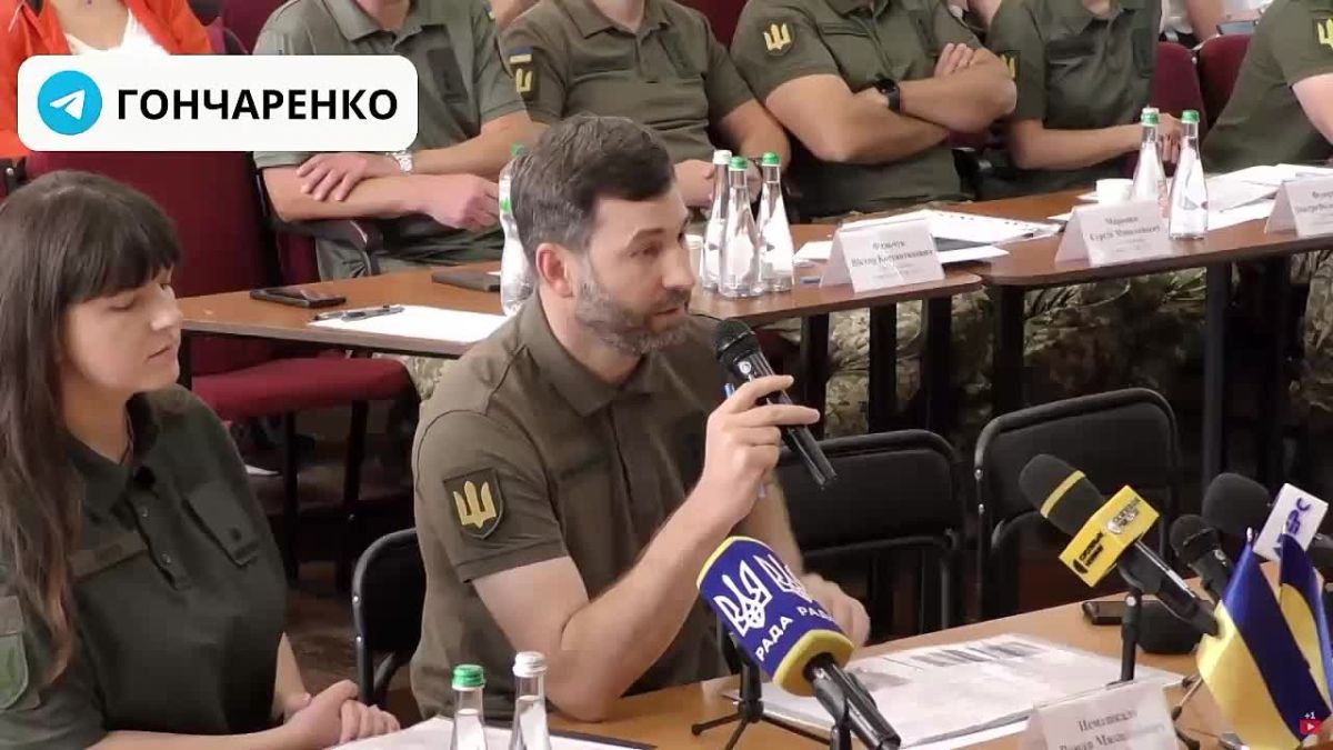 Террорист и экстремист, по совместительству укронардеп, Гончаренко, пыжась, изображает злого следователя, якобы допрашивающего сотрудников ТЦК