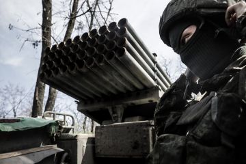 Shot: В Киеве загорелись авиационное и производственные предприятия