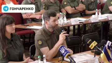 Террорист и экстремист, по совместительству укронардеп, Гончаренко, пыжась, изображает злого следователя, якобы допрашивающего сотрудников ТЦК