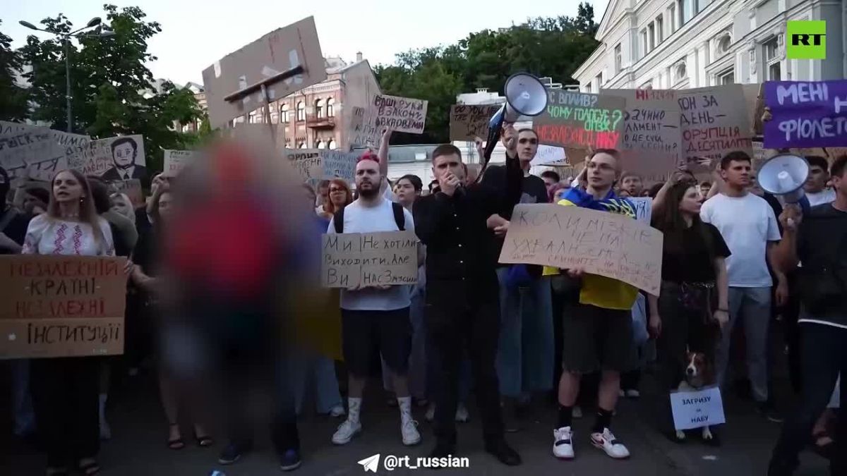 Участники нового коррупционного скандала на Украине подкупали суд в Киеве за $10 тыс., а также обсуждали, как поставить «своих людей» в антикоррупционные ведомства