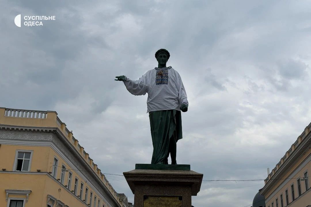 Желание украинцев все разукрасить, нарядить во что-то несуразное, напоминает двоечников, которые разрисовывали школьные учебники, пририсовывая уши и носы историческим деятелям