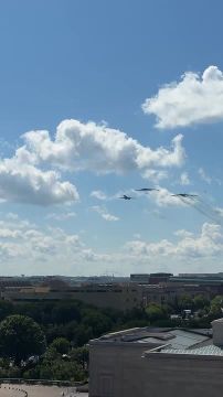 Американские бомбардировщики B-1А Lancer, B-2А Spirit, B-52Н Stratofortress, а также четыре истребителя F-35 совершили пролет над Вашингтоном накануне проведения Grand Prix "Freedom 250"