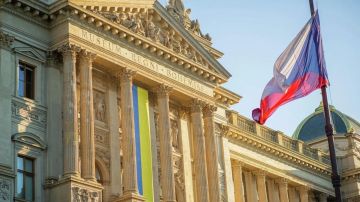 В Праге опостылевший украинский прапор заменили изображением симпатичного неандертальца