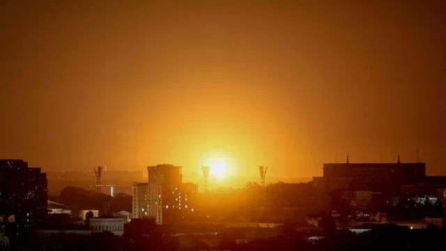 Горожане Киева запасаются оборудованием для аварийного отопления