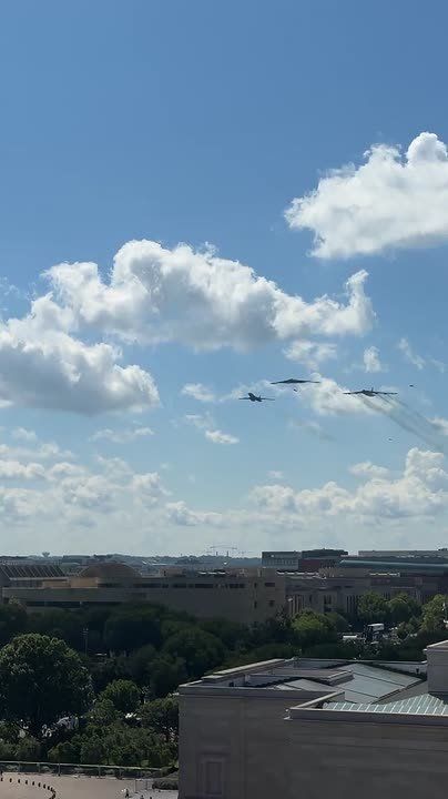 Американские бомбардировщики B-1А Lancer, B-2А Spirit, B-52Н Stratofortress, а также четыре истребителя F-35 совершили пролет над Вашингтоном накануне проведения Grand Prix "Freedom 250"