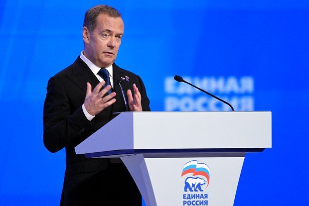 Медведев о планах по памятнику Мазепе: Украине остается создать пантеон Гитлеру