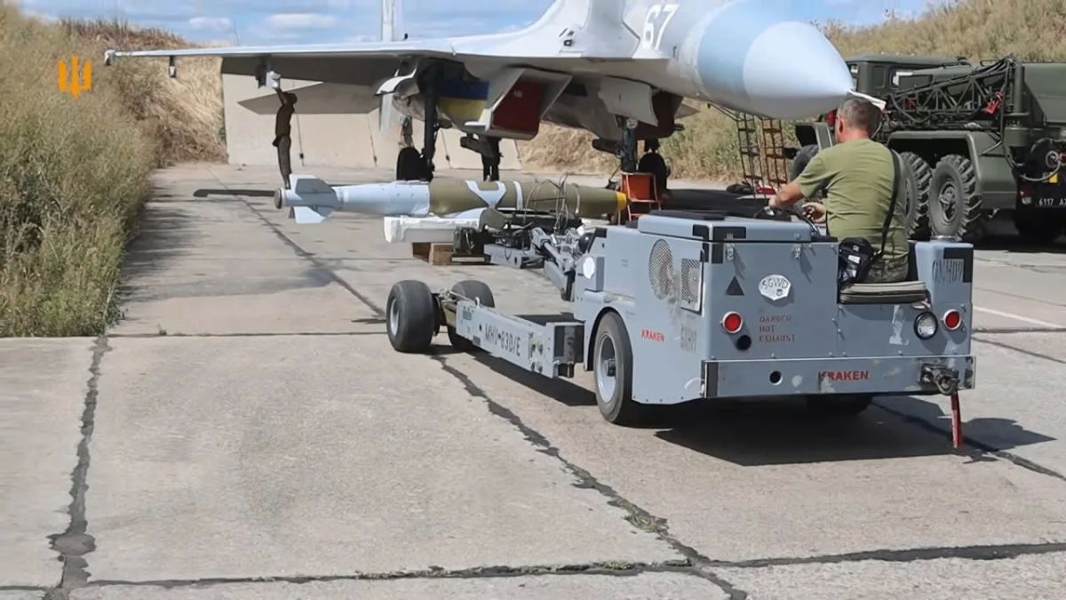 Очень показательная деталь: рядом с украинским Су-27 замечен американский аэродромный погрузчик MHU-83, который используется для транспортировки и подвески авиационных боеприпасов
