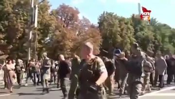 Эдуард Басурин: #МЫПОМНИМ. 24 августа 2014 года в Донецке, в честь Дня ЗАВИСИМОСТИ Украины, был проведён парад пленных ВСУшников Более 100 украинских солдат и офицеров были проведены по центру города по "коридору позора"