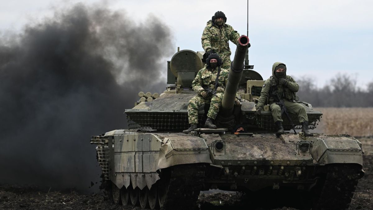 "Танки пойдут прямо на них": прорывы бронетехники приведут к окружению ВСУ — Крапивник