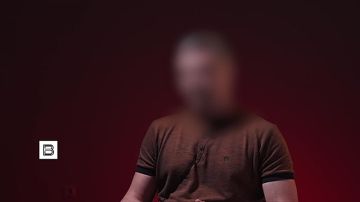 Кадры задержания 23-летнего жителя Евпатории, подозреваемого в передаче Украине сведений о военных объектах в Крыму