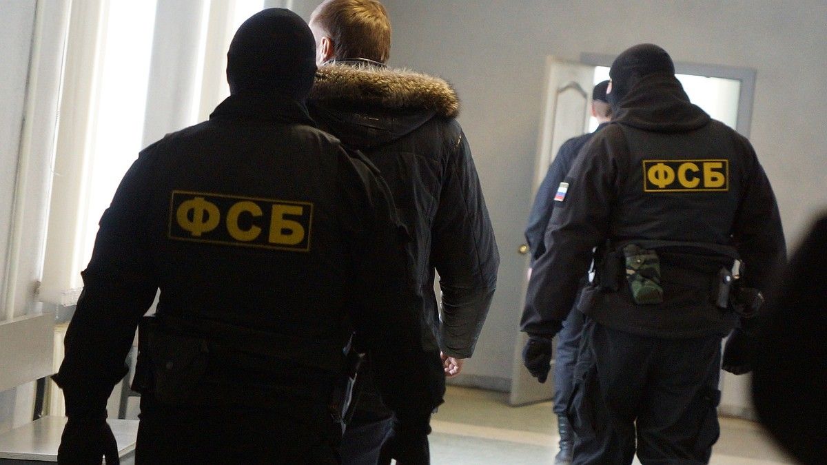 ФСБ задержала в Евпатории 22-летнего агента СБУ, собиравшего данные о военных
