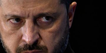 «Маска миротворца».. Украинский депутат Данило Гетманцев уверяет, что в Киеве якобы идет борьба между «партией мира» и «партией войны». В первую он записал Зеленского*, Давида Арахамию и даже «немало военных», во вторую —...