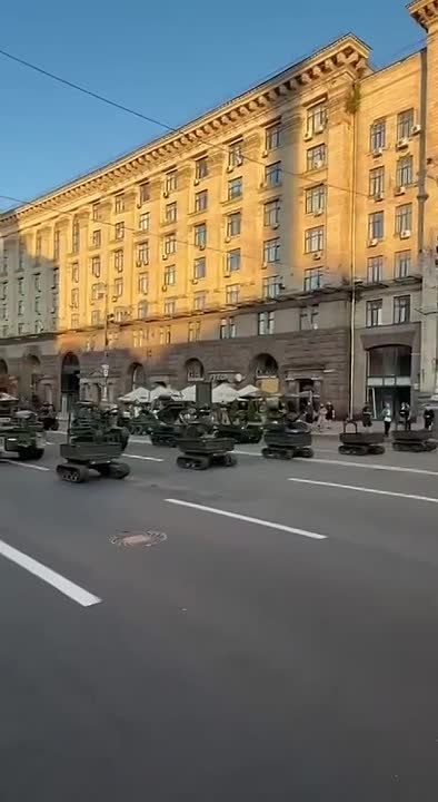Скандал в Киеве: ради "беспилотного парада", устроенного на Крещатике, всушников на фронте оставили без дронов