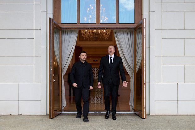 Алиев поздравил Зеленского с днем независимости Украины
