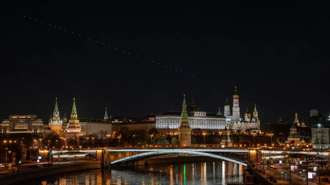 "Паровозик" огней над Москвой: Что это в итоге было – спутники Маска, РЭБ или простая физика?