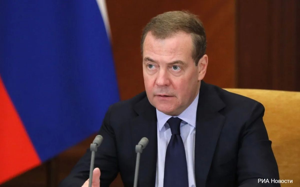 Запад после событий 2008 года в Южной Осетии и Абхазии должен был усвоить, что с Россией воевать не стоит, заявил Дмитрий Медведев