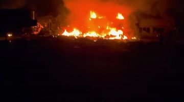 Операторы БПЛА "Герань-4" нанесли серию ударов по стоянке грузового транспорта и зданиям технического обслуживания ВСУ в оккупированной Киевом части Запорожья