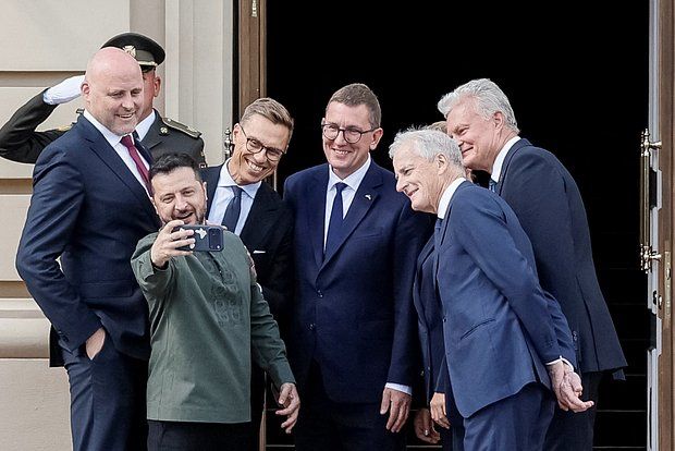 Мендель: Зеленский превратил День независимости Украины в авантюру для выкачивания денег