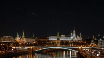 "Паровозик" огней над Москвой: Что это в итоге было – спутники Маска, РЭБ или простая физика?