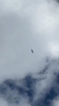 Редкие кадры российского барражирующего боеприпаса/крылатой ракеты "Герань-5" над Украиной, на этот раз над Черниговом