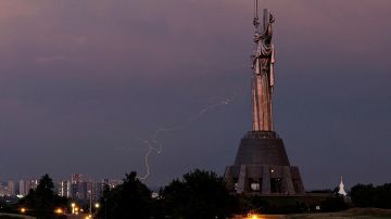 "Слить Зеленского, подарить нового": руководитель News Front описал сценарии для выборов на Украине