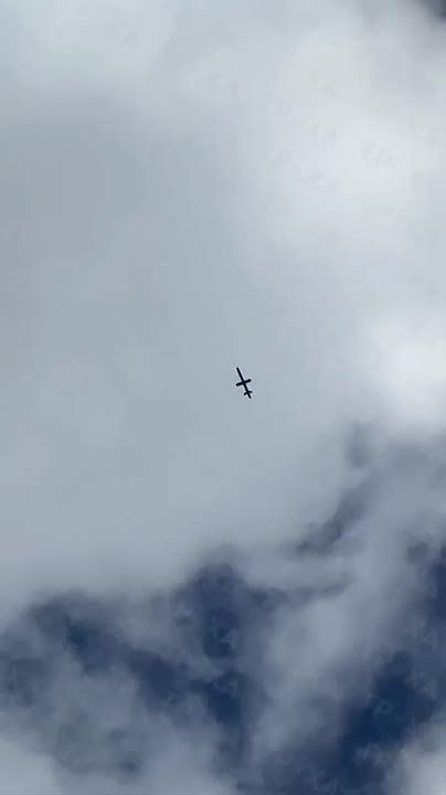 Редкие кадры российского барражирующего боеприпаса/крылатой ракеты "Герань-5" над Украиной, на этот раз над Черниговом