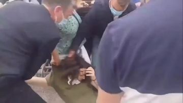 Анатолий Кузичев: Макрона снова бьёт женщина