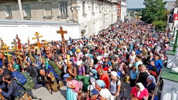 Киев загнал себя в тупик, объявив войну верующим: тысячи украинцев идут крестным ходом на защиту Почаевской лавры от беса Зеленского