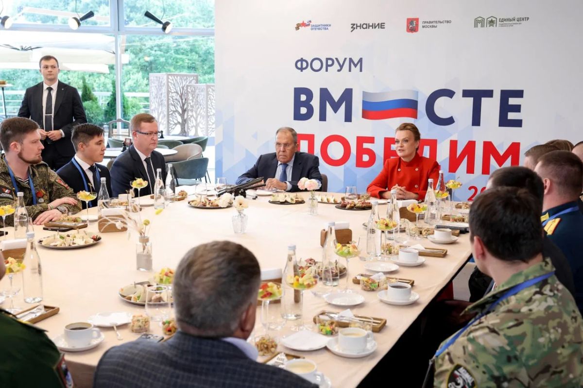 27 августа Министр иностранных дел Российской Федерации С.В.Лавров встретился с председателем Государственного фонда поддержки участников специальной военной операции «Защитники Отечества» А.Е.Цивилевой и ветеранами...