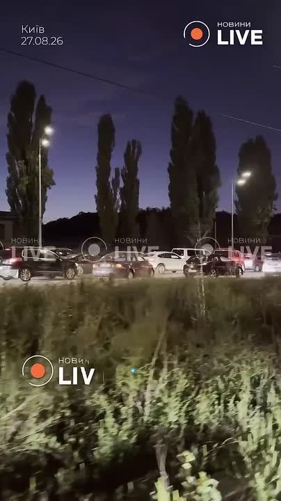 В Киеве образовались огромные пробки на дорогах, ведущих с правого берега на левый, из-за непрекращающихся воздушных тревог, — местные паблики
