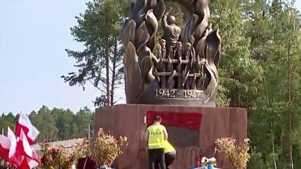 Волынская резня стала главной причиной ухудшения отношений к украинцам - опрос CBOS
