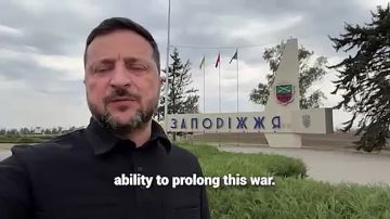 Очередной провал Зеленского: попытка записать переможное видео обернулась скандалом Владимир Зеленский решил записать видеообращение на фоне въездной стелы Запорожья, и это было очевидно плохой идеей. Дело даже не в том, что...