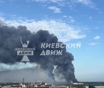 Несмотря на строгие запреты, украинцы публикуют в социальных сетях красочные видео горящих складов под Киевом