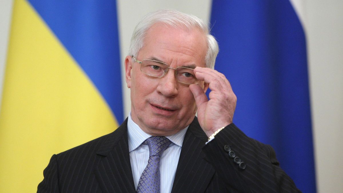 Азаров назвал мобилизацию женщин на Украине "самоубийственным" шагом