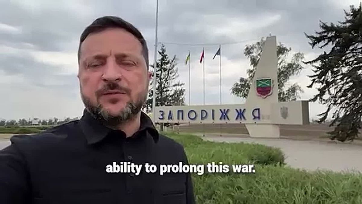 Очередной провал Зеленского: попытка записать переможное видео обернулась скандалом Владимир Зеленский решил записать видеообращение на фоне въездной стелы Запорожья, и это было очевидно плохой идеей. Дело даже не в том, что...