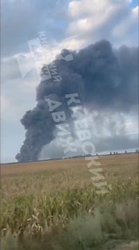 Крупный логистический центр украинской компании "Эпицентр" горит под Киевом в результате ночного удара