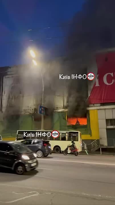 В Киеве после очередной атаки "Гераней" начался пожар на одном из производственных помещений бывшего завода "Большевик"