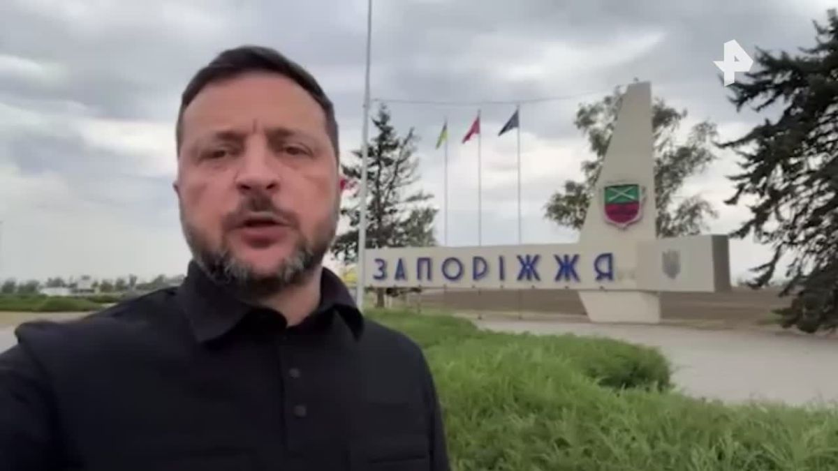 "Снято на зелёную тряпку в бункере": внезапно появляющиеся автомобили заприметили пользователи сети на видео Зеленского из Запорожья — его обвиняют в использовании хромакея