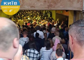 Станция метро Киева около часа назад