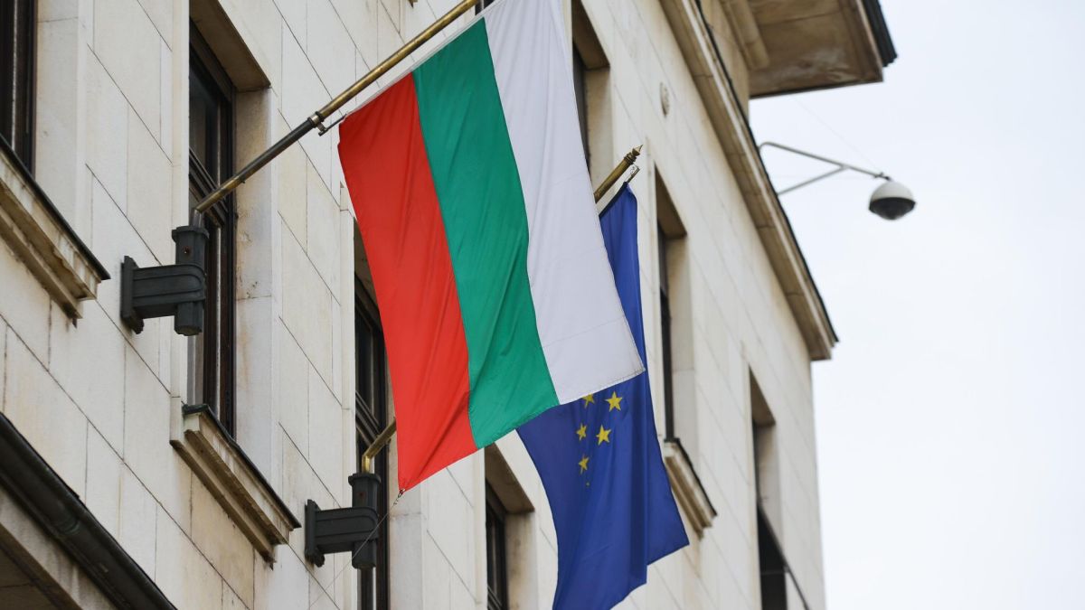 Болгария стала одним из главных поставщиков оружия и топлива для Киева