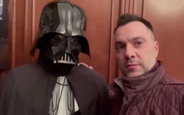 Суд в Москве заочно приговорил Алексея Арестовича (внесен в перечень экстремистов и террористов) к 11 годам лишения свободы, сообщают информагентства