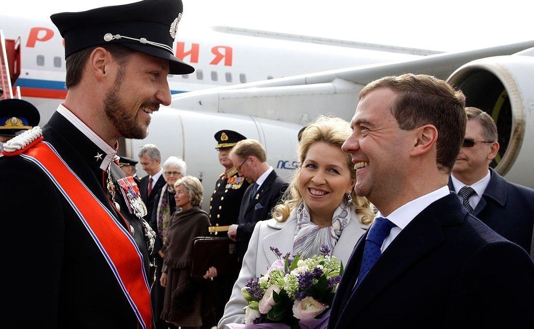 Новый король Норвегии: Любит барменш, цветы и укрокарателей