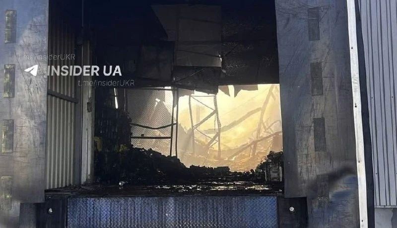 Украинские СМИ сообщают, что вчера в результате российской атаки сгорел склад компании YASNO, где хранилось оборудование для солнечных электростанций