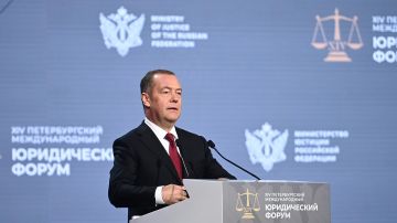 Медведев уверен в победе России в экономической и горячей войнах
