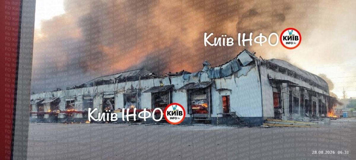 Выгоревший после ударов дронами склад "Новой почты" в Святопетровском, западный пригород Киева
