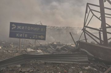 Последствия разрушений после детонации склада с БК под Киевом, который вынесли ВС РФ